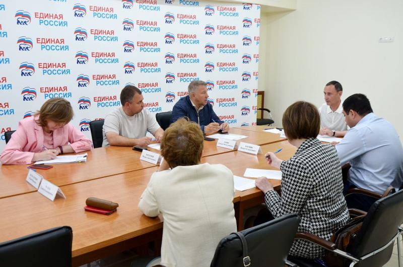 Депутат ЗСК Виктор Тепляков провёл совещание по ликвидации оползня в Эколого-биологическом центре
