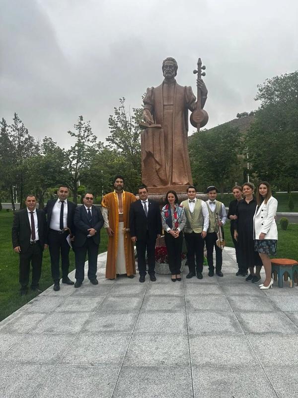 В столице Туркменистана - Ашхабаде открыли памятник легендарному армянскому поэту и композитору Саят-Нове
