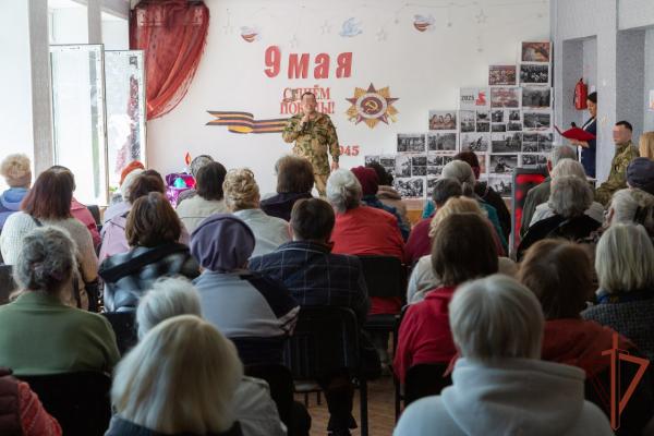 В преддверии 80-летия Победы росгвардейцы организовали концерт для ветеранов в Мариуполе