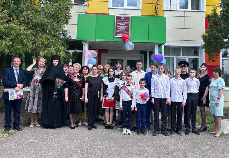 В Мордовии сотрудники Росгвардии поздравили учащихся подшефной школы с последним звонком