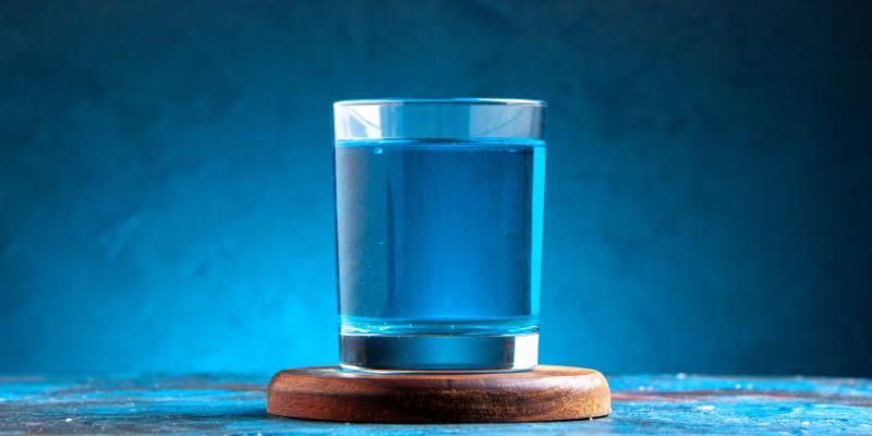 В стекле или пластике: какую воду лучше и безопаснее пить летом