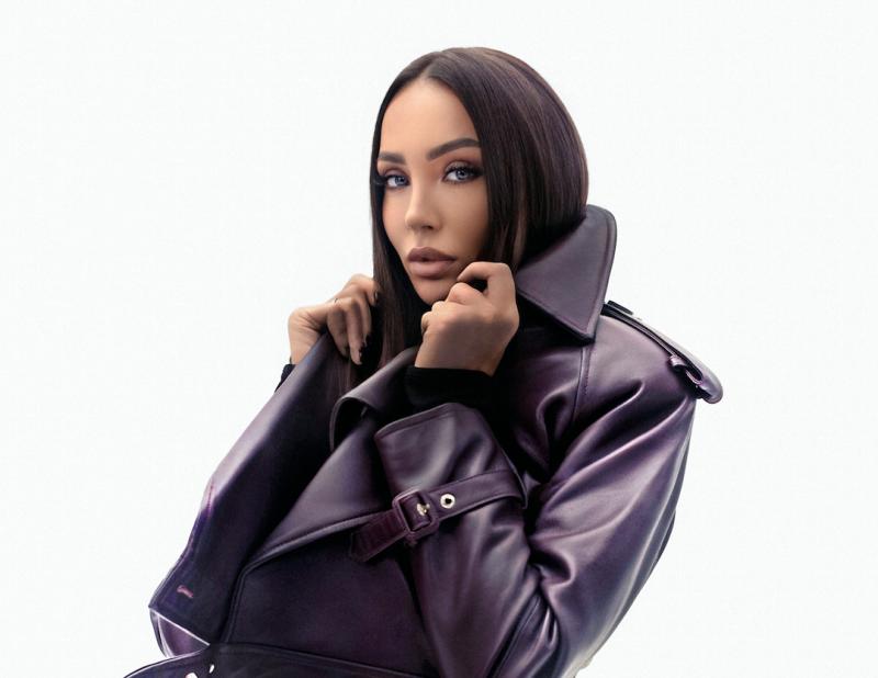 Страсть под аккорды гитары: Анастасия Барашкова представляет трек и клип «В моменте»