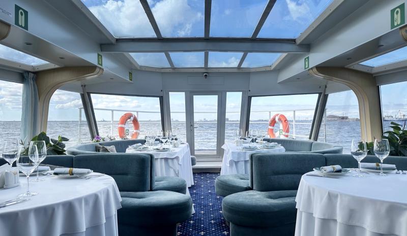 Первый маршрут теплохода-ресторана открылся из Петербурга в Кронштадт