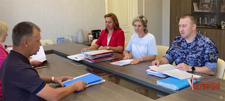 Росгвардейцы познакомили журналистов с процедурой проверки готовности школ к новому учебному году