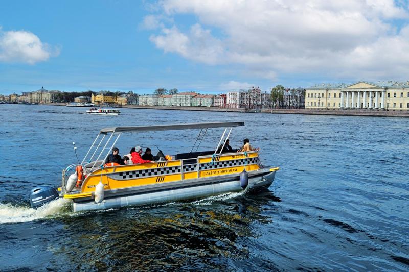 Паромная переправа в центре Петербурга перевезла 250-тысячного пассажира