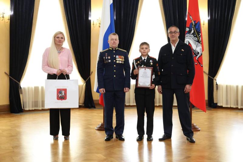 Кадета ТиНАО как победителя конкурса художественных работ наградили в Думе