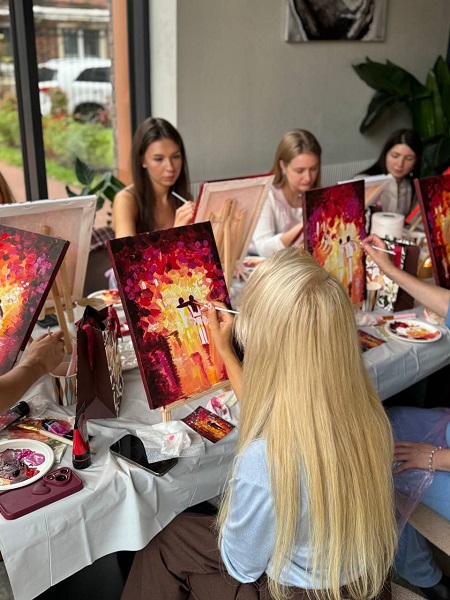 Искусство добрых дел: благотворительный арт-бранч в поддержку Фонда «География Добра»