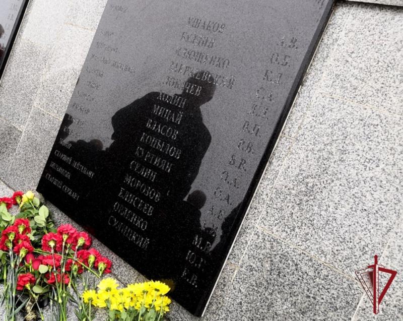 Во Владивостоке сотрудники ОМОН почтили память кавалера Ордена Мужества Романа Мицай