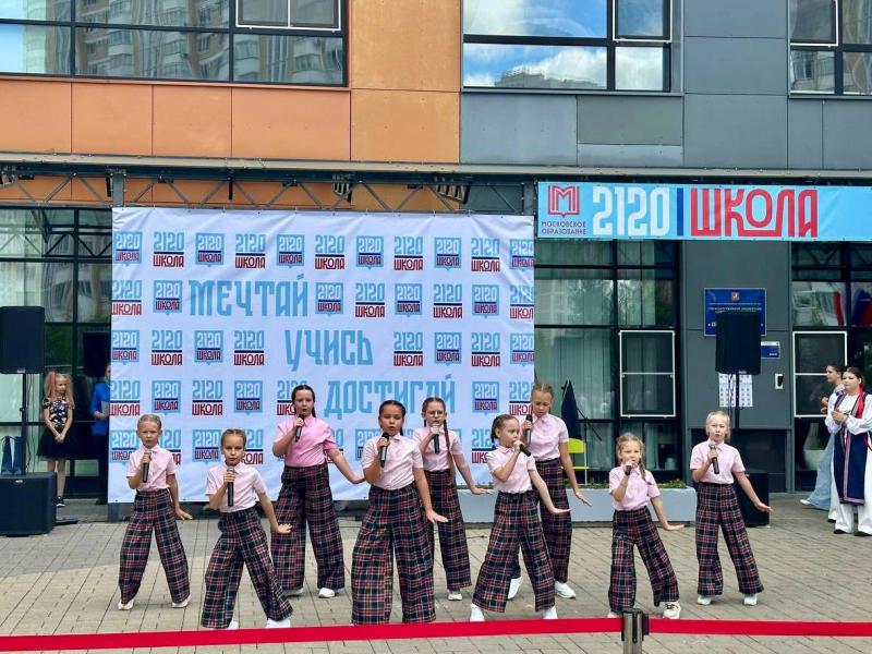 В школе №2120 чествовали «героев нашего времени» – учителей