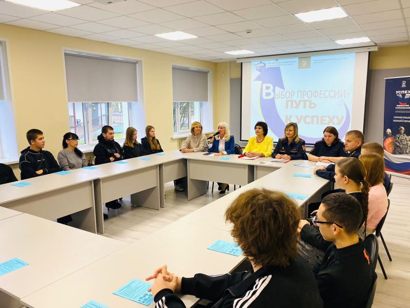 Серпуховские Росгвардейцы рассказали об институтах ВНГ РФ детям участников СВО