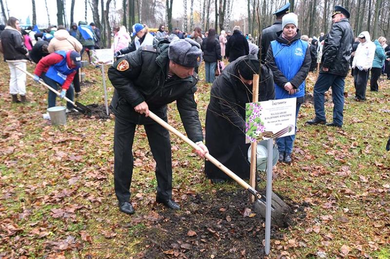 Росгвардейцы приняли участие в акции «Сад Памяти»