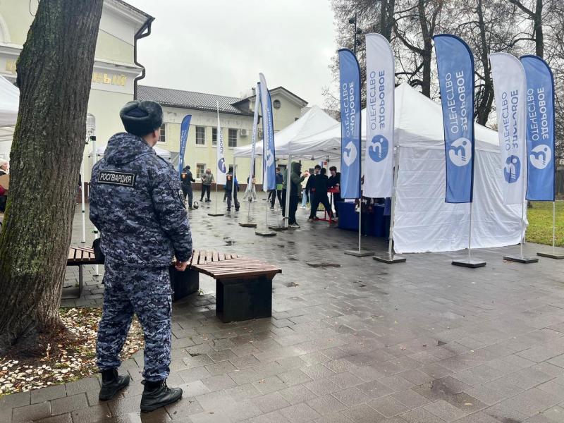 Росгвардейцы обеспечили общественный порядок в День народного единства.