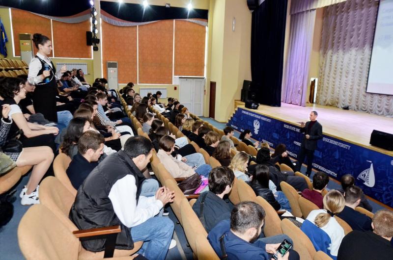 Депутат ЗСК Виктор Тепляков рассказал студентам о возможностях сотрудничества с «Молодой Гвардией»