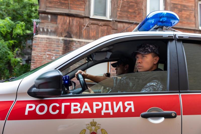 В Приморском крае сотрудники Росгвардии задержали подозреваемых в незаконном хранении наркотиков и мошенничестве