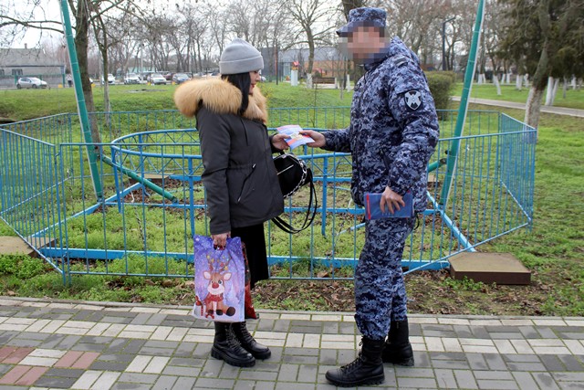 Росгвардейцы поздравили жителей Херсонской области с Днём Конституции Российской Федерации