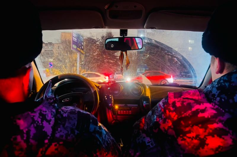 Росгвардейцы задержали предполагаемую виновницу в причинении ножевого ранения кемеровчанину