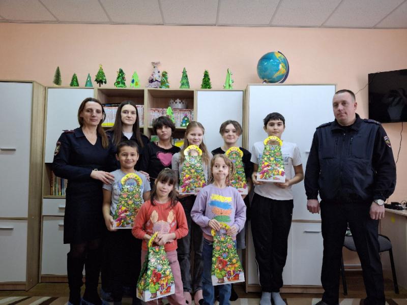 В Лисках транспортные полицейские поздравили детей с наступающим Новым годом